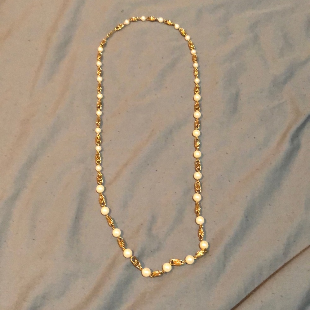 Gold chain with pearls